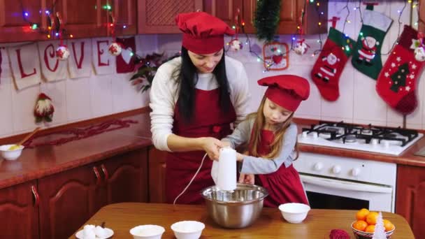 Mor med dotter att göra en deg för julen bakning — Stockvideo