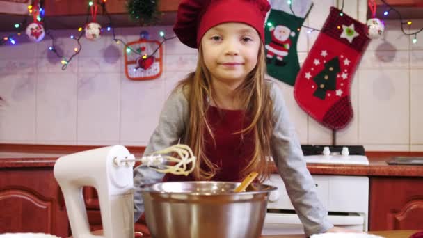 Portrait de mignonne chef fille avec une pâte dans le bol — Video