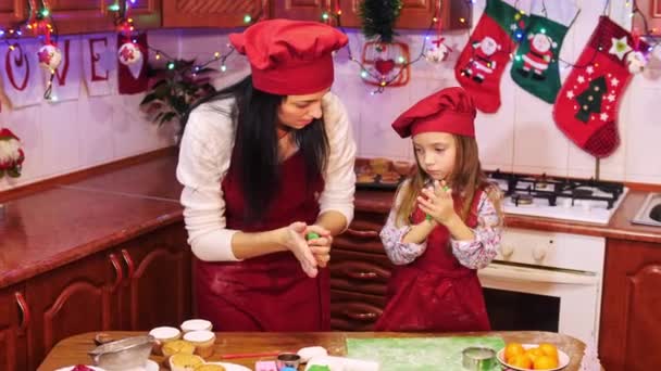 Mère enseigne à sa fille à travailler avec du mastic de sucre pour decorete cupcakes — Video