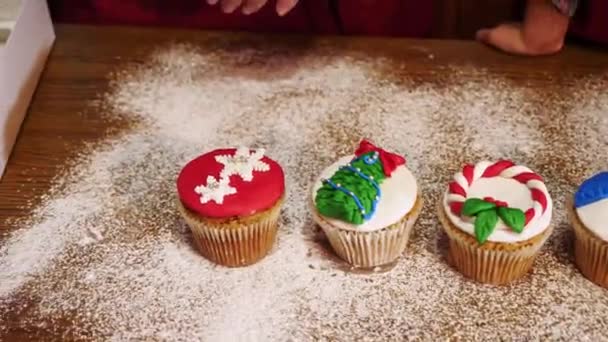Movimiento de la cámara en increíbles cupcakes de Navidad se encuentra sobre la mesa . — Vídeo de stock