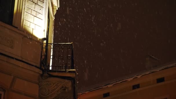 Şehirdeki ev arka plan üzerinde kar yağışı — Stok video