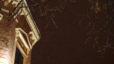 Şehirdeki ev arka plan üzerinde kar yağışı