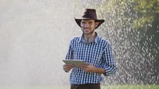 डिजिटल टैबलेट का उपयोग करके खुश किसान का चित्र . — स्टॉक वीडियो