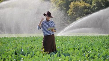 Dijital tablet kullanarak çiftçi jest Evet onun ekimi izleme sırasında gösterir