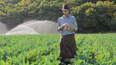 Çiftçi onun ekimi izleme sırasında dijital tablet kullanma