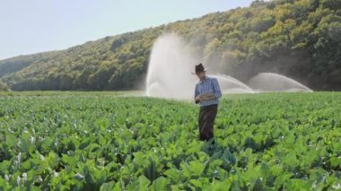 Çiftçi onun ekimi izleme sırasında dijital tablet kullanma