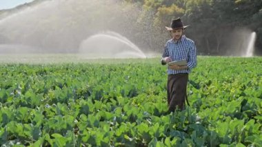 Çiftçi onun ekimi izleme sırasında dijital tablet kullanma
