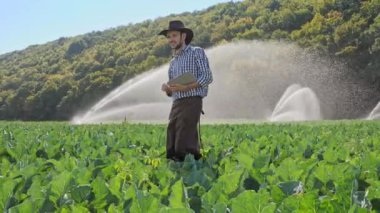 Çiftçi onun ekimi izleme sırasında dijital tablet kullanma