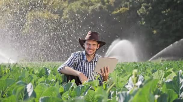 Portrait de fermier heureux utilisant une tablette numérique . — Video