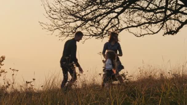 Família feliz passar tempo juntos — Vídeo de Stock