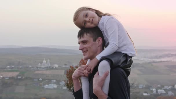 幸せな父と小さな娘は秋の牧草地を歩いて楽しい時間を過ごしています. — ストック動画