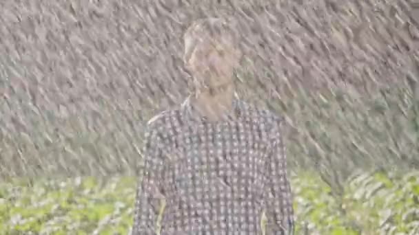 Portret van trieste man die onder de regen. Super slow motion — Stockvideo