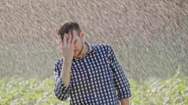 Retrato de un hombre triste bajo la lluvia — Vídeo de stock