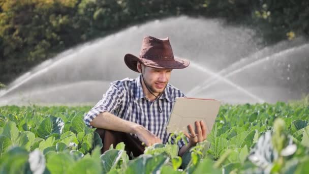 Portrait de fermier heureux utilisant une tablette numérique . — Video