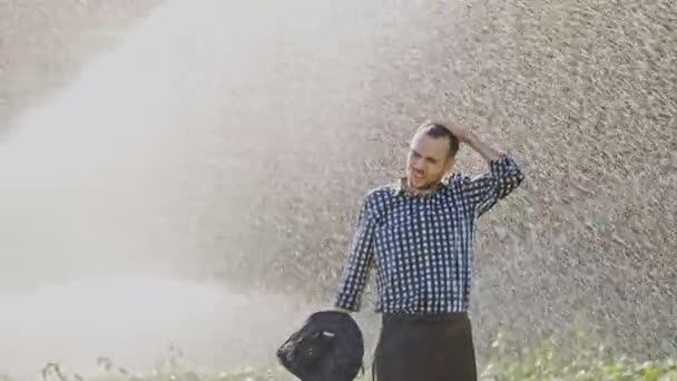 Agricultor cansado disfrutando durante el riego de la plantación . — Vídeos de Stock