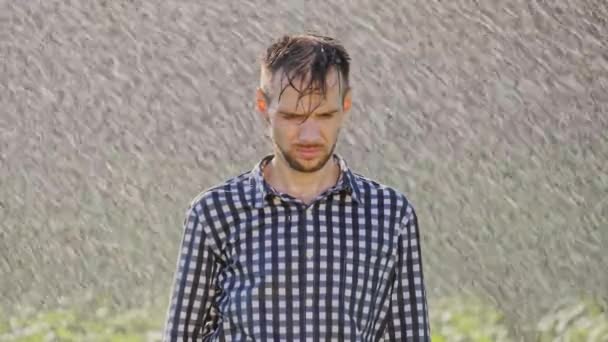 Retrato de homem triste em pé sob a chuva — Vídeo de Stock