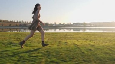 Çok güzel genç kadın Doğa Göl yakınındaki'onun sevimli köpek ile oyun çalışması.