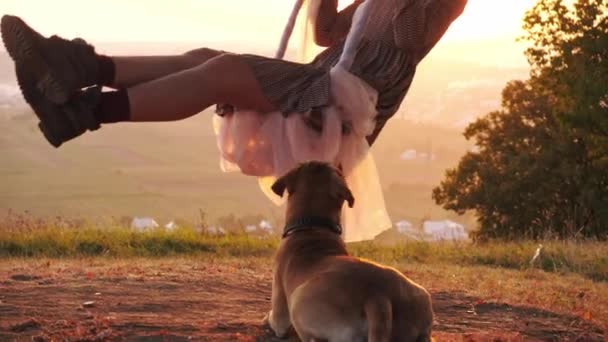 Krásná mladá dívka na houpačce během úžasný západ slunce — Stock video