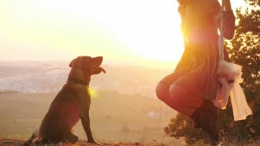 Muhteşem gün batımı sırasında bir salıncak üzerinde genç ve güzel kız