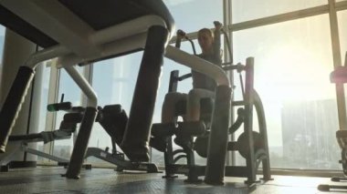 Spor salonunda egzersiz orta yaş kadın.