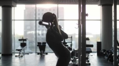Sportif kadın orta yaş omuz spor salonunda egzersiz halter ile gerçekleştirir