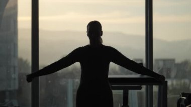 Kadın orta yaş dumbbells ile egzersiz yaparak silüeti.