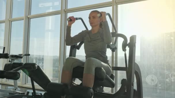 Spor salonunda egzersiz orta yaş kadın. — Stok video