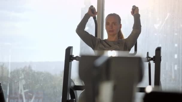 Dolgoznak ki az edzőteremben középkorú nő. — Stock videók