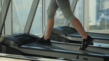 Orta yaş çekici kadın spor salonunda sırt değirmen çalışıyor