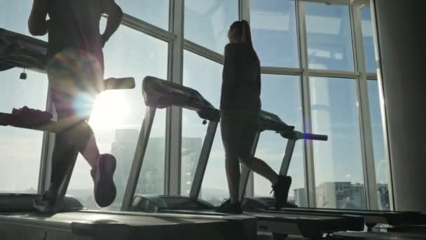 Vonzó középkorú nő fut a futófelület malom sport tornaterem — Stock videók
