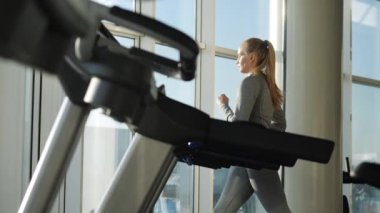 Orta yaş çekici kadın spor salonunda sırt değirmen çalışıyor