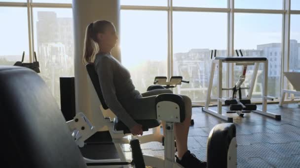 Frau mittleren Alters trainiert im Fitnessstudio. — Stockvideo