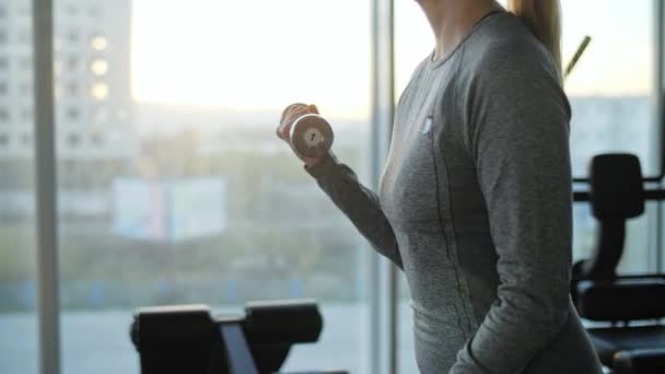 Mujer Mediana Edad Haciendo Ejercicio Con Pesas Mientras Entrena Gimnasio — Vídeos de Stock