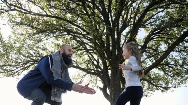 Mutlu çocuk baba eline atılıyor.