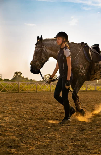 Piękna Dziewczyna Jockey Stoisko Obok Jej Koń Sobie Specjalny Uniform — Zdjęcie stockowe