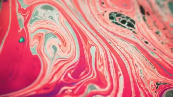 Фантастичний рух поверхні коралового кольору психоделічної мильної бульбашки — стокове відео