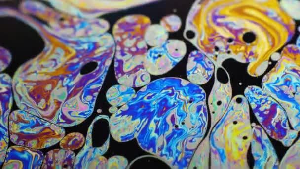 Fond psychédélique de surface de mouvement de bulle de savon coloré — Video