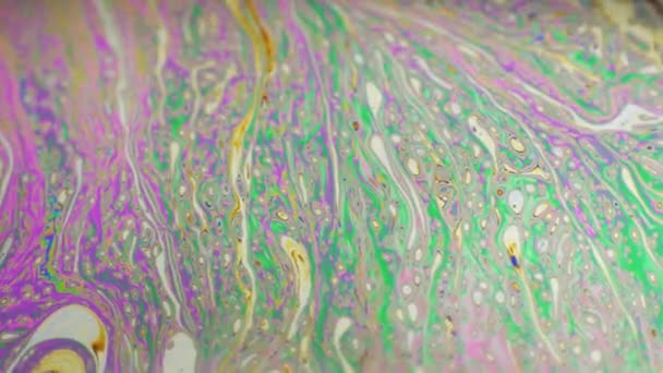 Психоделический фон поверхности движения красочного мыльного пузыря — стоковое видео