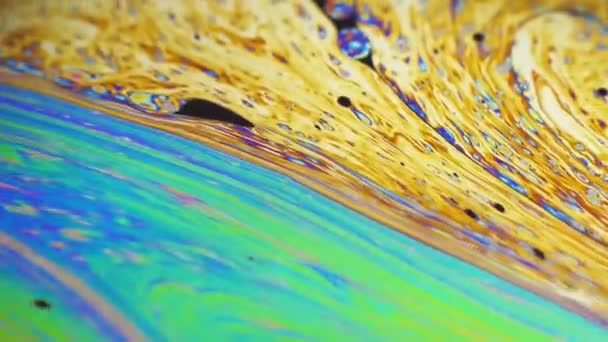 Psykedelisk bakgrund av rörelse ytan av färgglada såpbubbla — Stockvideo
