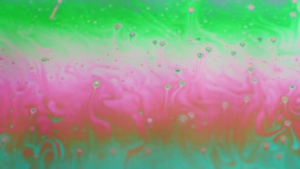 Amazing kleurrijke achtergrond vormde van de veelkleurige oppervlak van de beweging van de zeepbel — Stockvideo