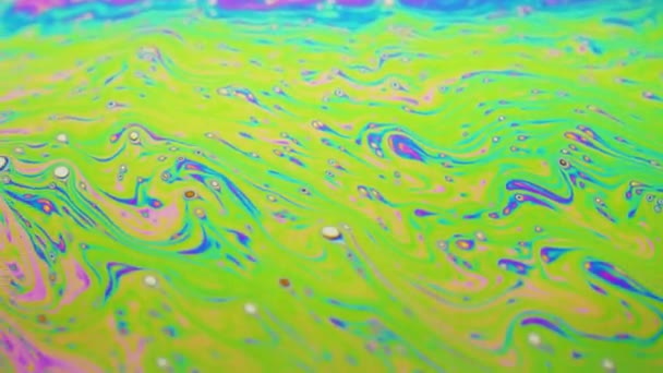 Incredibile sfondo colorato formato da movimento multicolore superficie di bolla di sapone — Video Stock