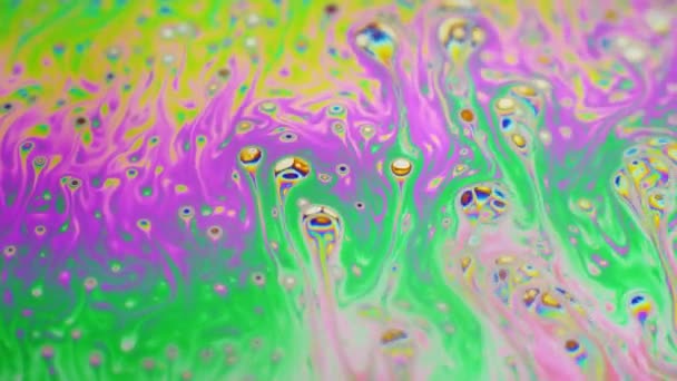 Καταπληκτικό πολύχρωμο φόντο σχηματίζεται από πολύχρωμα επιφάνεια κίνησης του σαπουνόφουσκα — Αρχείο Βίντεο