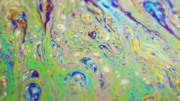 Incredibile sfondo colorato formato da movimento multicolore superficie di bolla di sapone — Video Stock