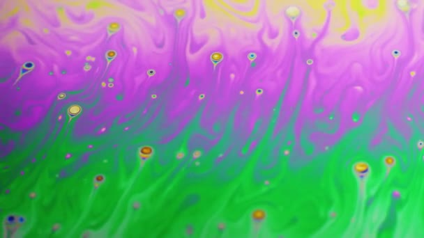 Úžasné barevné pozadí tvořené pohybu vícebarevným povrchem mýdlová bublina — Stock video