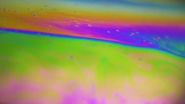 Warna-warni luar biasa latar belakang terbentuk dari gerak multiwarna permukaan gelembung sabun — Stok Video