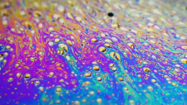 Fondo colorido asombroso formado de la superficie multicolor del movimiento de la burbuja del jabón — Vídeo de stock