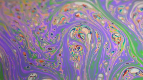 五颜六色的气泡移动抽象表面的宏观镜头. — 图库视频影像