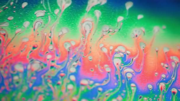 Strzał makro ruchomych powierzchni abstrakcyjne, kolorowe bańki. — Wideo stockowe