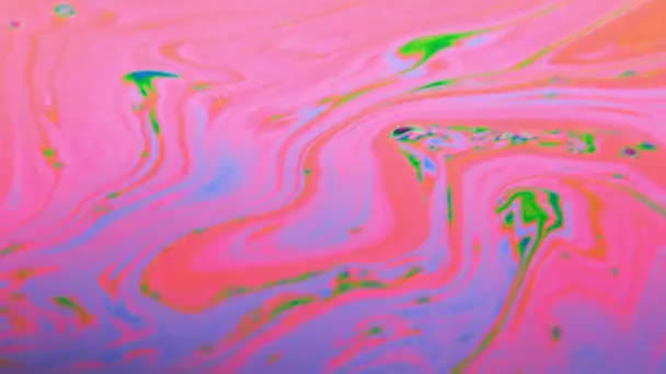 Макроснимок движущейся абстрактной поверхности красочного пузыря . — стоковое видео