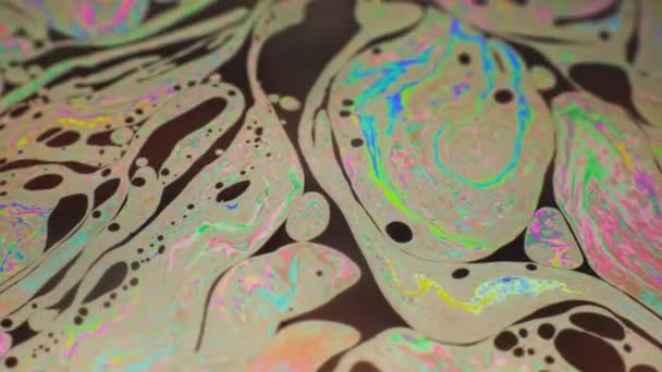 Fond psychédélique de surface de mouvement de bulle de savon coloré — Video